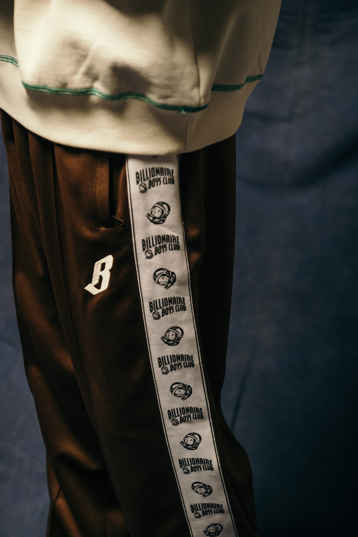 Load image into Gallery viewer, EMBROIDERED LOGO SWEATSHIRT