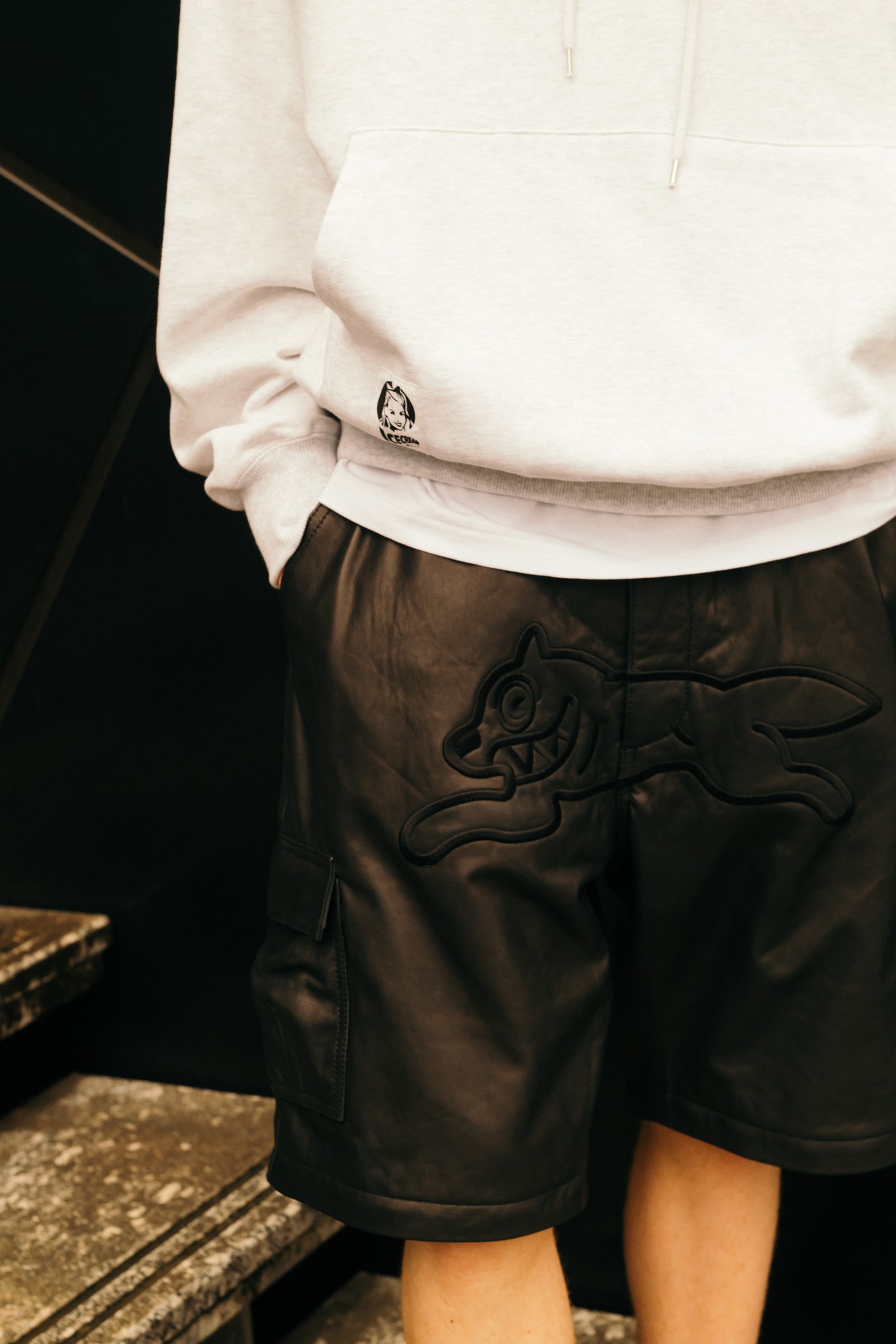 画像をギャラリービューアに読み込む, APPLIQUE LOGO LEATHER 2WAY CARGO PANTS