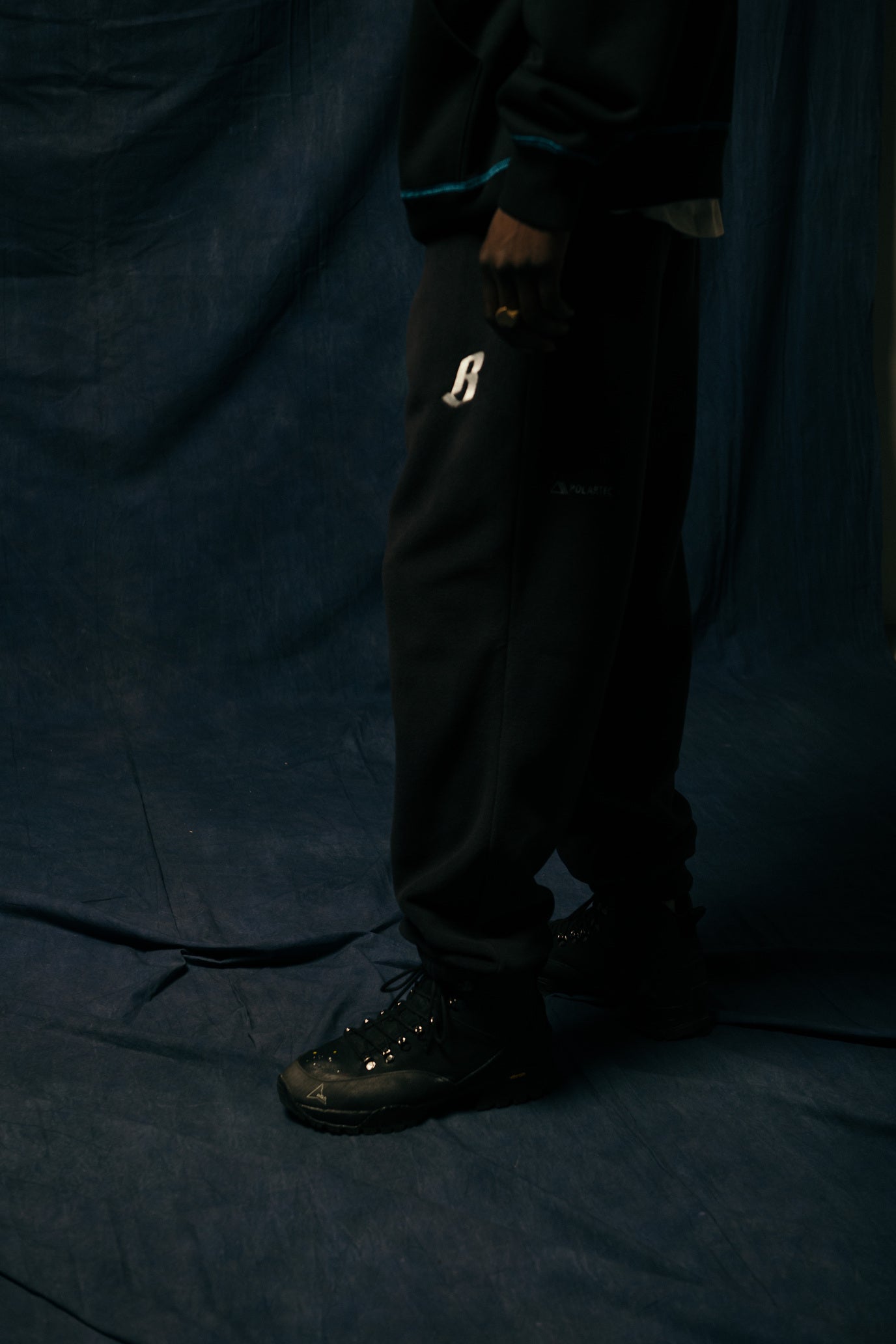画像をギャラリービューアに読み込む, EMBROIDERED LOGO HOODIE
