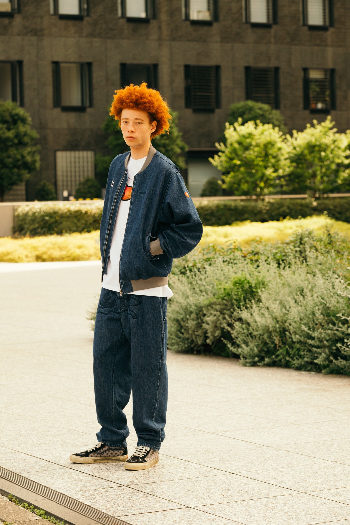 Load image into Gallery viewer, APPLIQUE LOGO BUGGY DENIM PANTS
