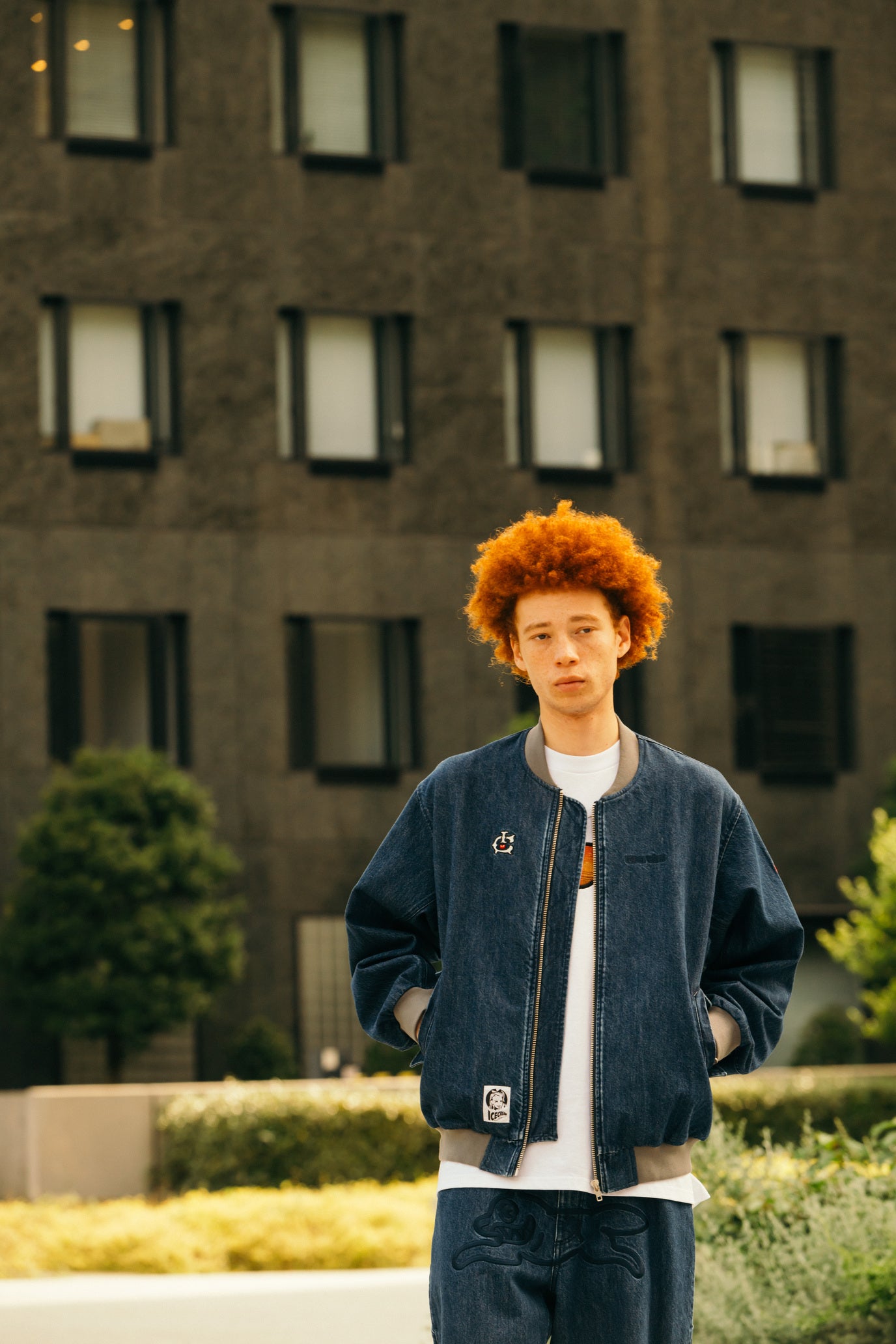 Load image into Gallery viewer, EMBROIDERED LOGO WASHED DENIM ZIP UP JACKET
