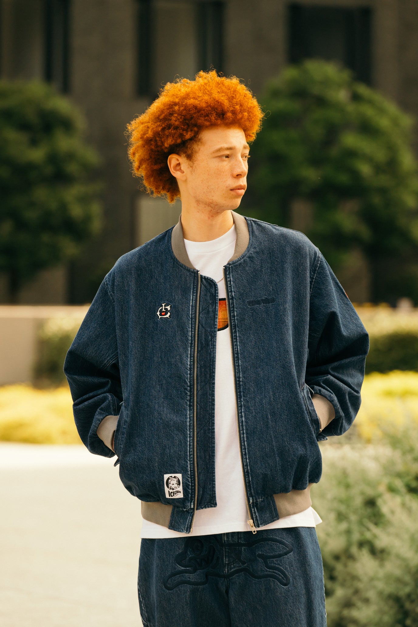 Load image into Gallery viewer, EMBROIDERED LOGO WASHED DENIM ZIP UP JACKET
