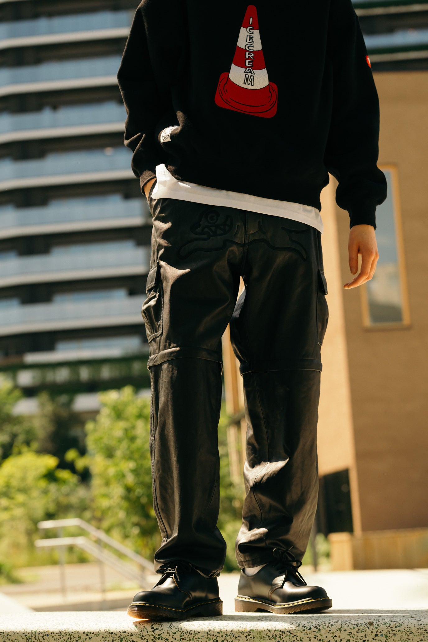 Load image into Gallery viewer, APPLIQUE LOGO LEATHER 2WAY CARGO PANTS

