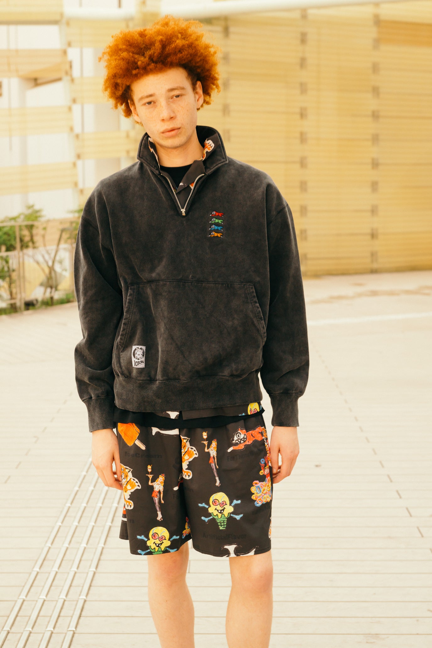 Load image into Gallery viewer, Embroidered Logo Damaged Hafe Zip Sweatshirt
