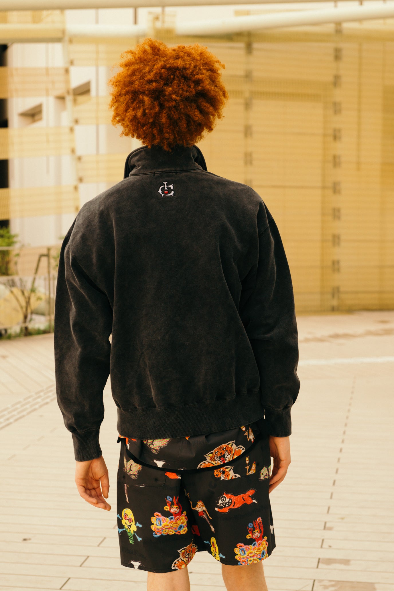 Load image into Gallery viewer, Embroidered Logo Damaged Hafe Zip Sweatshirt
